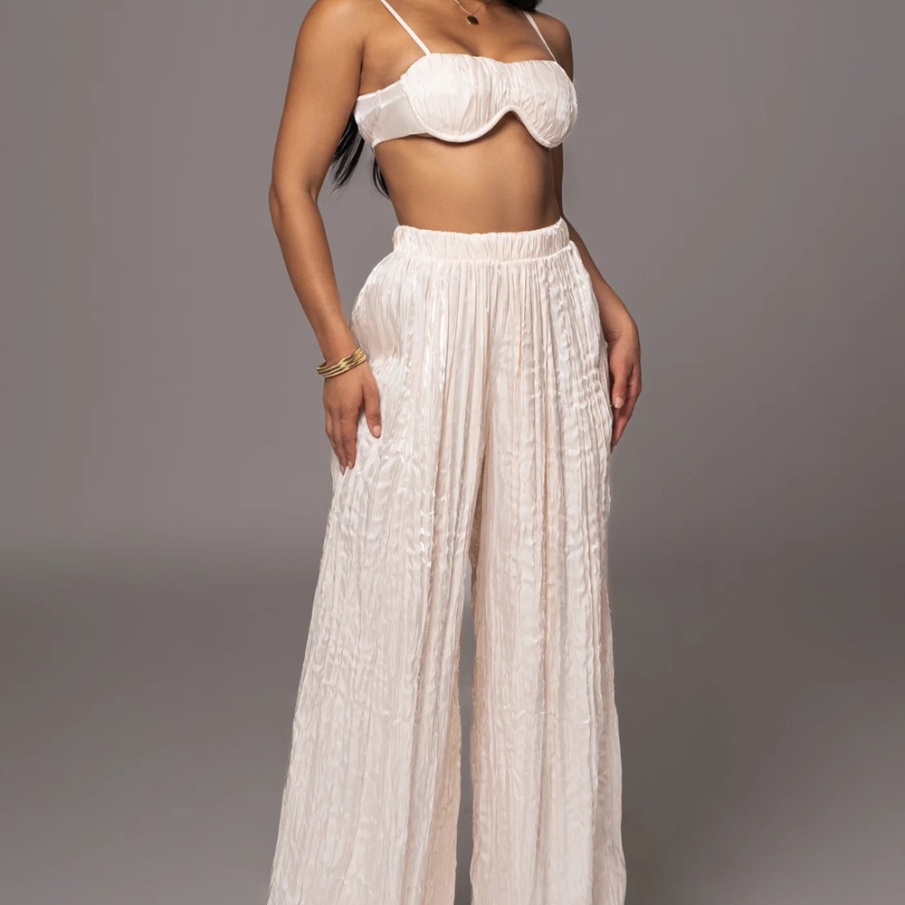 AKIRA Elegant Beige Crinkle Set